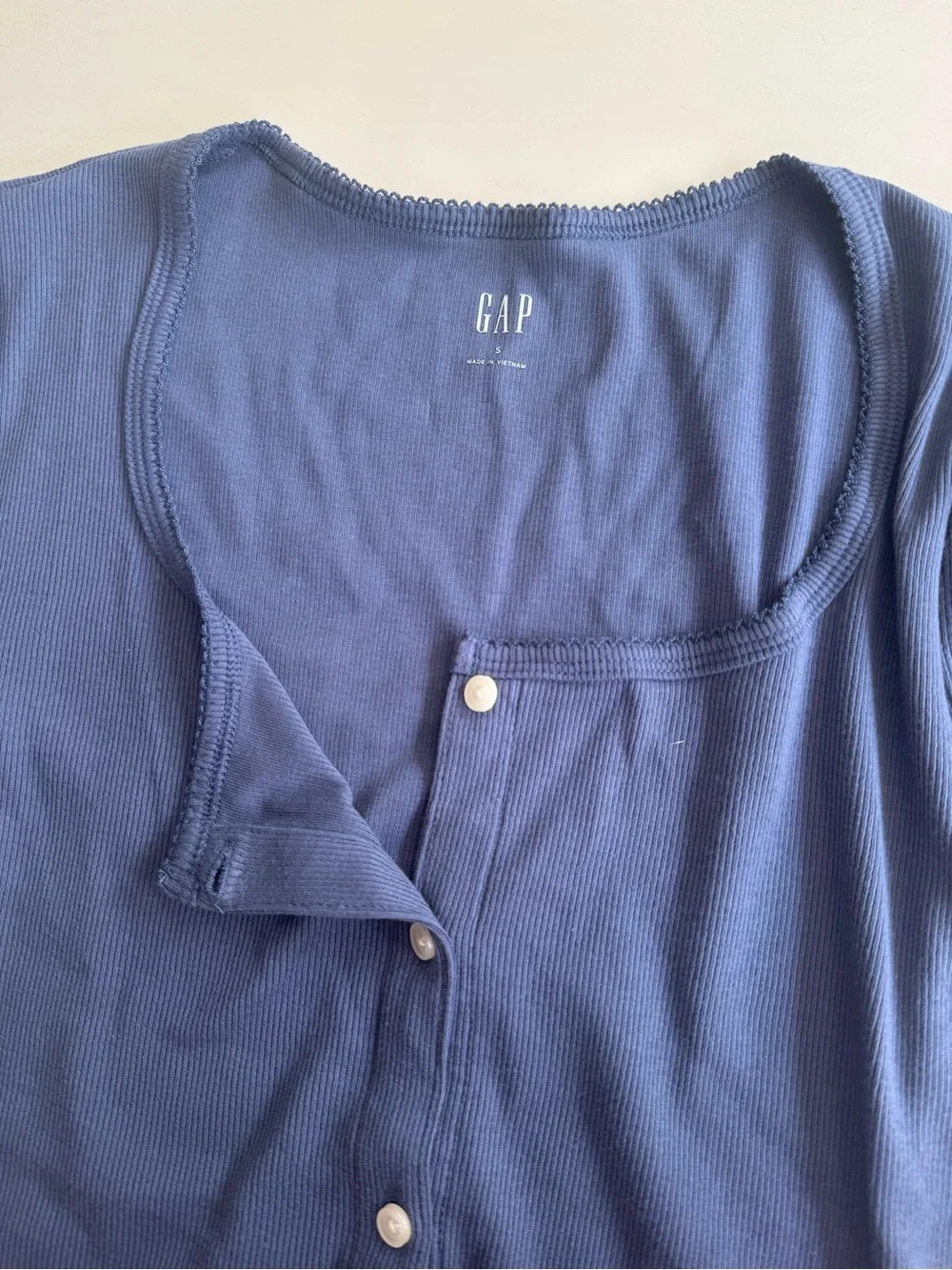 GAP Button-Front Top - Picture 3 of 4
